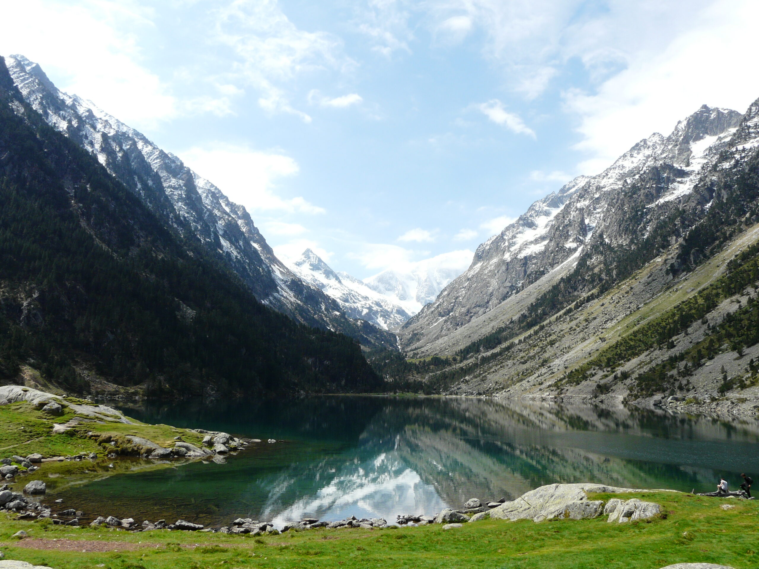 Lac de Gaube and snow-covered peaks near Cauterets