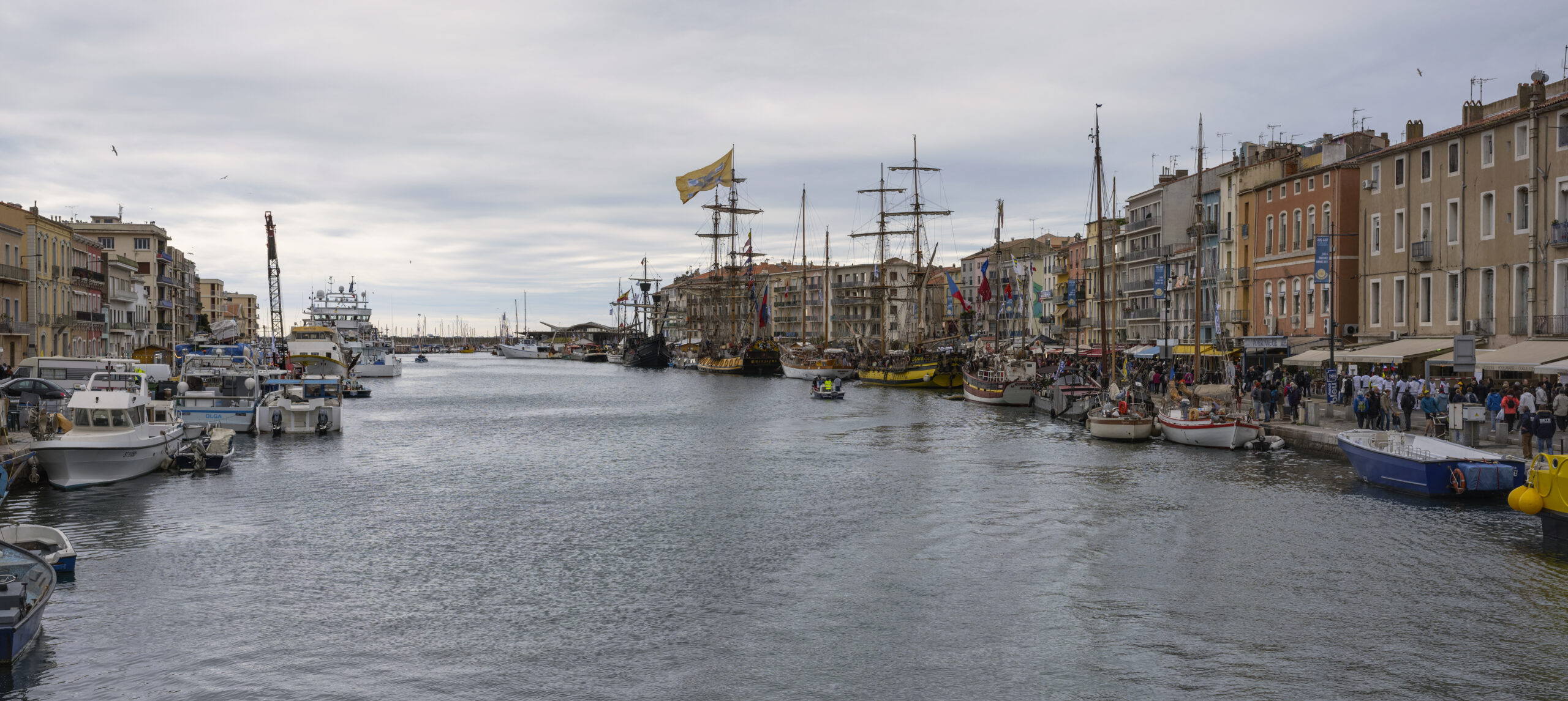 Boats and waterfront buildings along the Canal de Sète