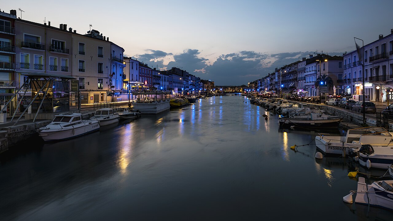The Canal de Sète and its quays at dusk
