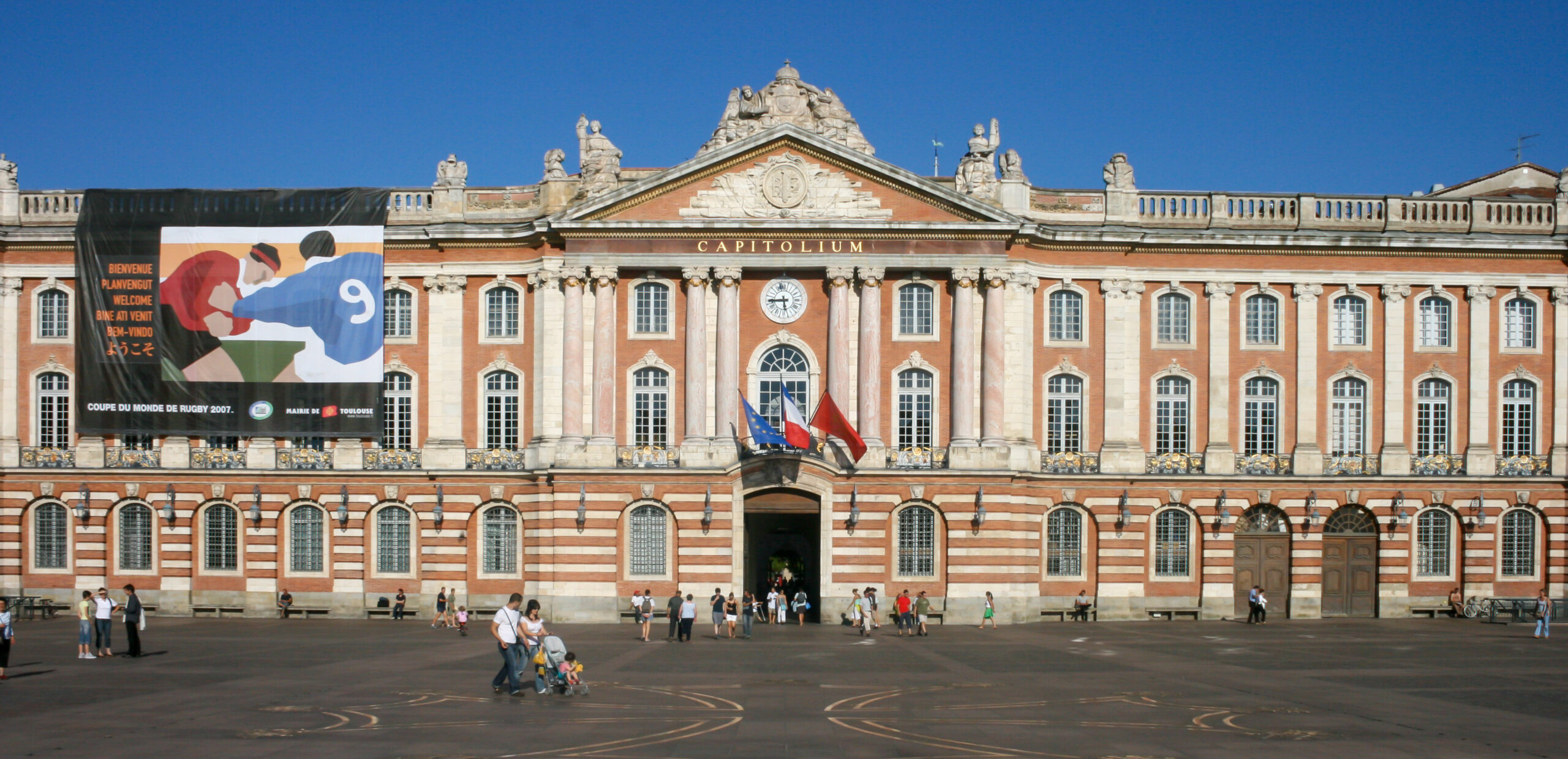 Wide view of the Capitole and its square in Toulouse