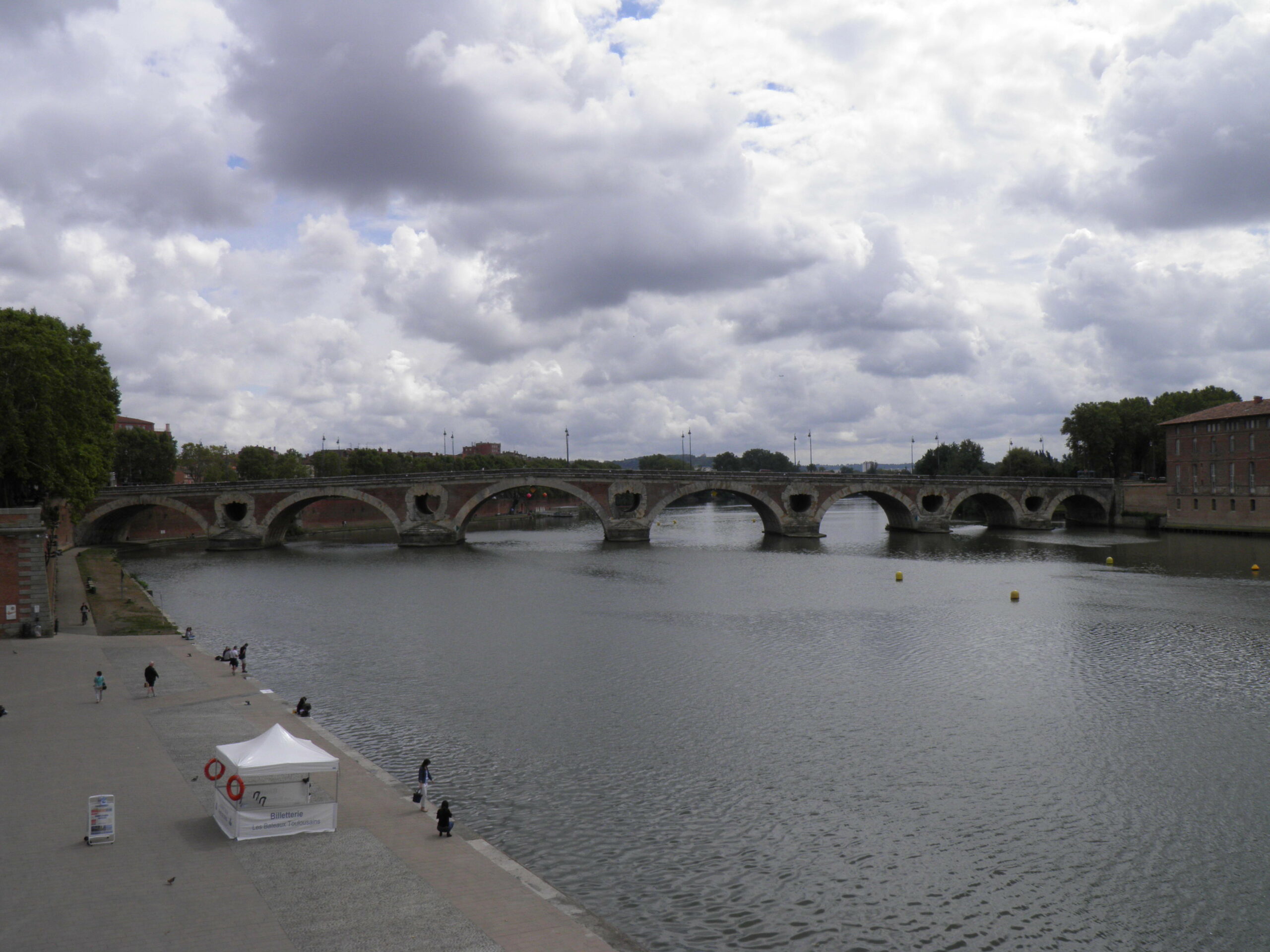 The Pont-Neuf spanning the Garonne in Toulouse